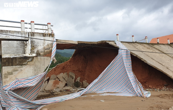 Cầu mới bàn giao chưa đầy 1 năm bị nước cuốn sập taluy toang hoác - 1