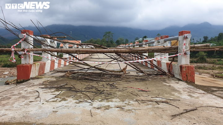 Cầu mới bàn giao chưa đầy 1 năm bị nước cuốn sập taluy toang hoác - 6