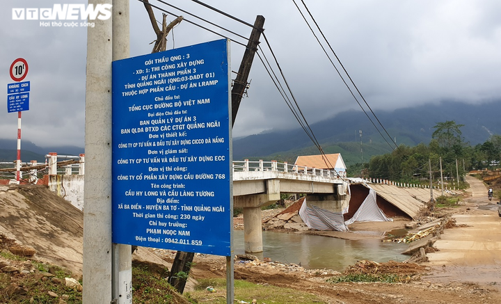 Cầu mới bàn giao chưa đầy 1 năm bị nước cuốn sập taluy toang hoác - 2