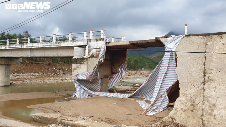 Cầu mới bàn giao chưa đầy 1 năm bị nước cuốn sập taluy toang hoác - 3