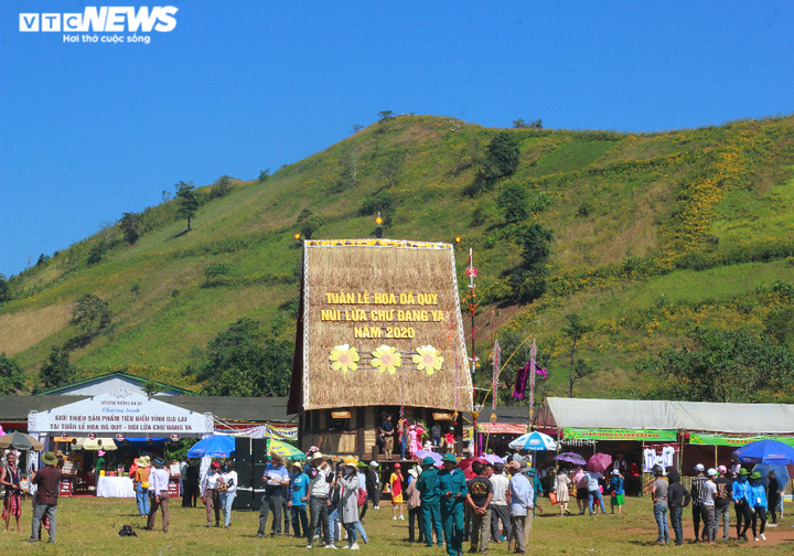 Ảnh: Du khách nườm nượp đổ về Gia Lai tham gia lễ hội hoa dã quỳ - 2