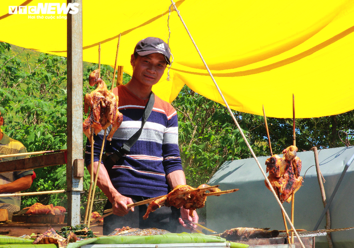 Ảnh: Du khách nườm nượp đổ về Gia Lai tham gia lễ hội hoa dã quỳ - 10