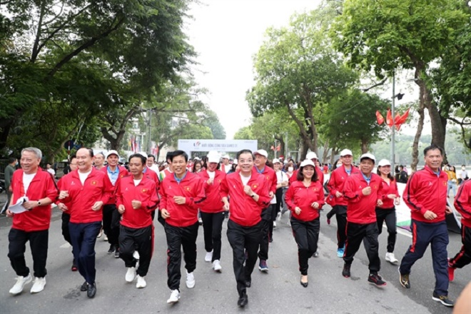 Bộ trưởng Nguyễn Ngọc Thiện tham gia chạy bộ khởi động SEA Games 31 - 1