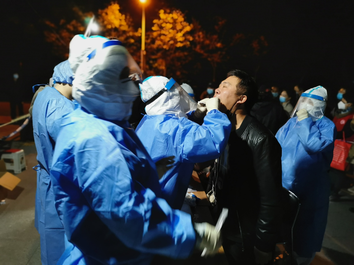 Phát hiện ca nhiễm mới, Trung Quốc yêu cầu 3 triệu dân xét nghiệm COVID-19 - 1