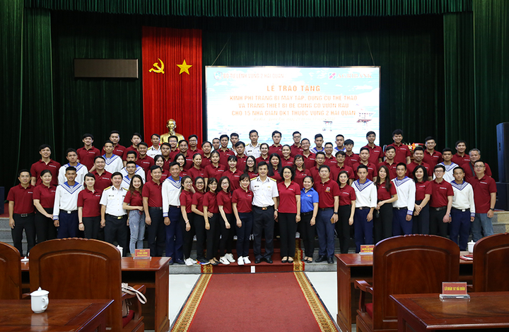 Agribank tài trợ máy tập, dụng cụ thể thao, củng cố vườn rau cho 15 nhà dàn DK1 - 3