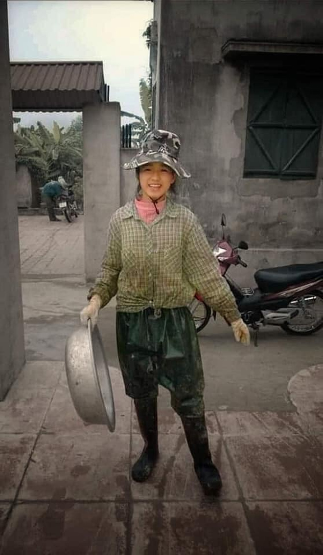 Ảnh Hoa hậu Đỗ Thị Hà mặc đồ nông dân lấm lem khiến dân mạng 'phát cuồng' - 1