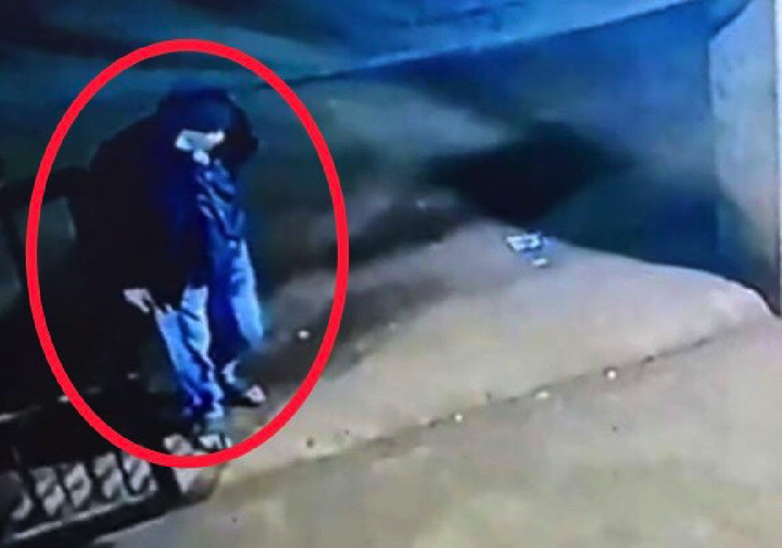 Truy tìm kẻ bịt mặt lao vào nhà dân đâm chết người ở Gia Lai - 1