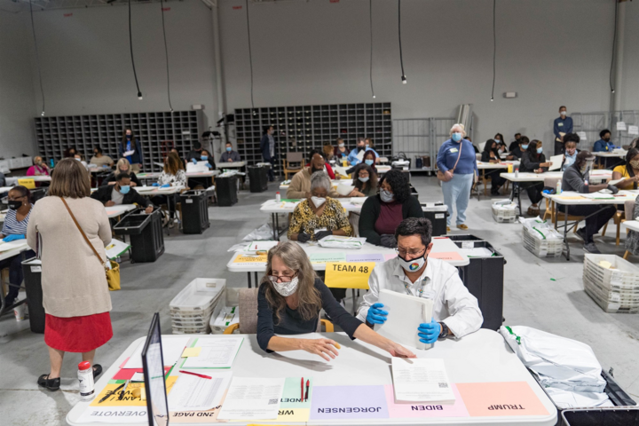 Thua sít sao, chiến dịch tranh cử của Trump yêu cầu bang Georgia kiểm phiếu lại - 1