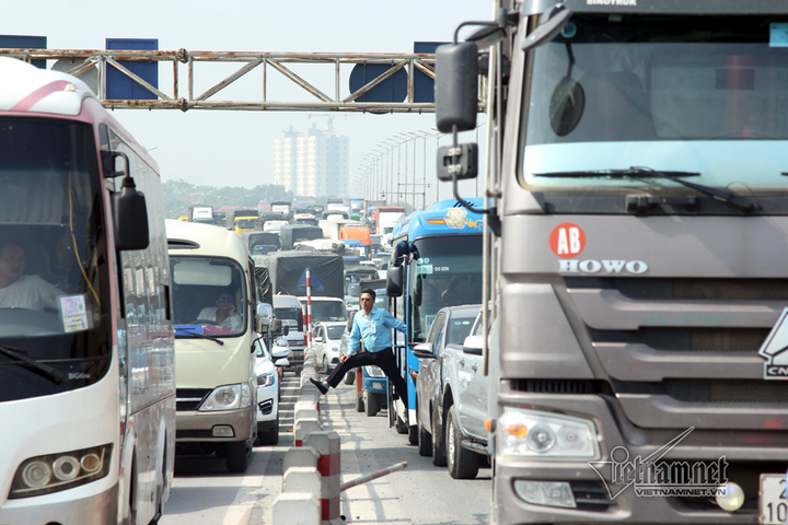 Vì sao cầu Thanh Trì, Vĩnh Tuy thường xuyên tắc không lối thoát? - 3
