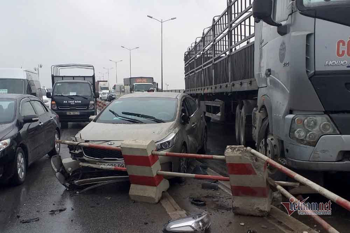 Vì sao cầu Thanh Trì, Vĩnh Tuy thường xuyên tắc không lối thoát? - 1