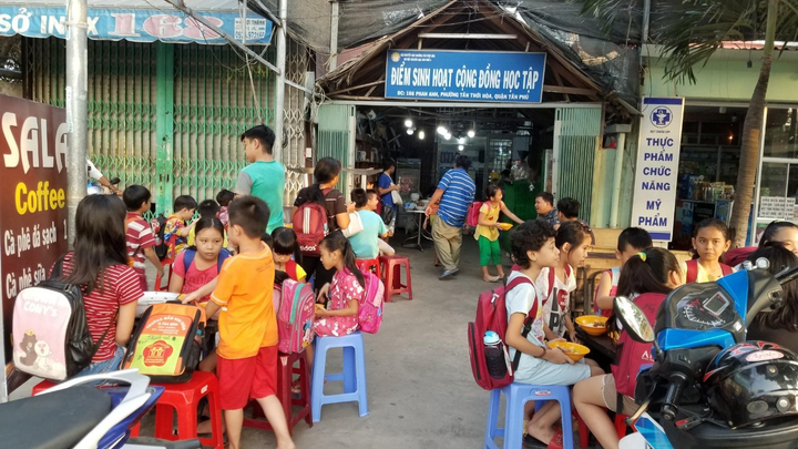 Cảm phục lão nông bán đất lấy tiền mở lớp học tình thương dạy trẻ em nghèo - 2