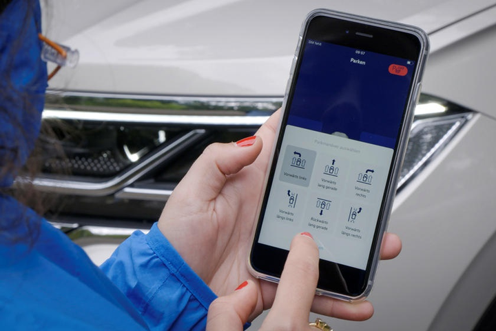 Xe Volkswagen có thể tự đi vào bãi đậu, không cần tài xế ngồi sau bánh lái - 1