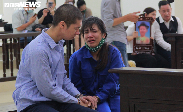 Bé 3 tuổi bị mẹ đẻ, bố dượng bạo hành đến chết: Bà ngoại kháng cáo bản án - 1