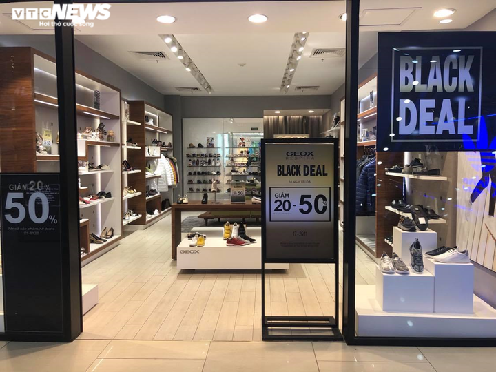 Black Friday: Cửa hàng thời trang Hà Nội siêu giảm giá, khách vẫn thờ ơ - 11