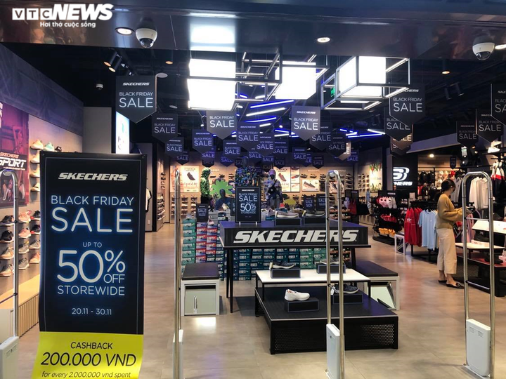 Black Friday: Cửa hàng thời trang Hà Nội siêu giảm giá, khách vẫn thờ ơ - 10