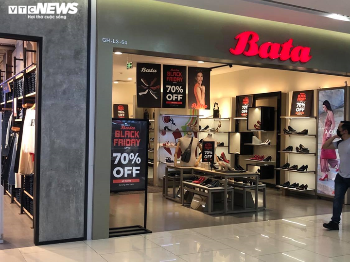 Black Friday: Cửa hàng thời trang Hà Nội siêu giảm giá, khách vẫn thờ ơ - 9