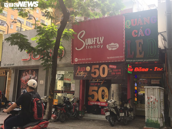 Black Friday: Cửa hàng thời trang Hà Nội siêu giảm giá, khách vẫn thờ ơ - 2