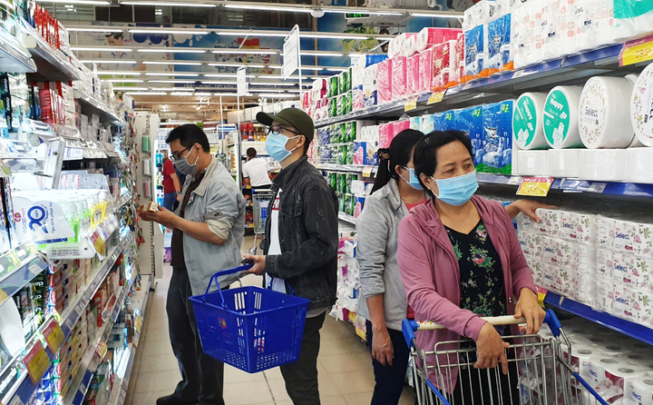 Đầu tuần đông kín khách hàng săn ưu đãi tại siêu thị Co.opmart - 1