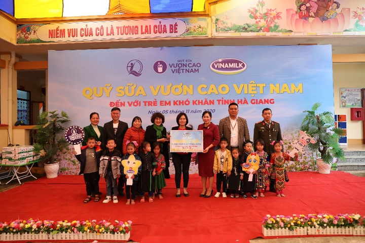 Quỹ sữa Vươn cao Việt Nam tặng 94.000 ly sữa cho trẻ em khó khăn Hà Giang - 3