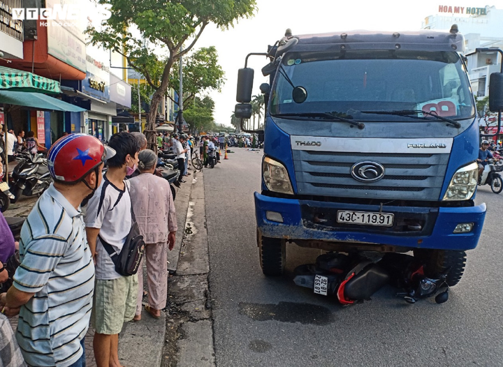 Rợn người cảnh xe máy dừng đèn đỏ bị xe tải cuốn, kéo lê hàng chục mét - 1