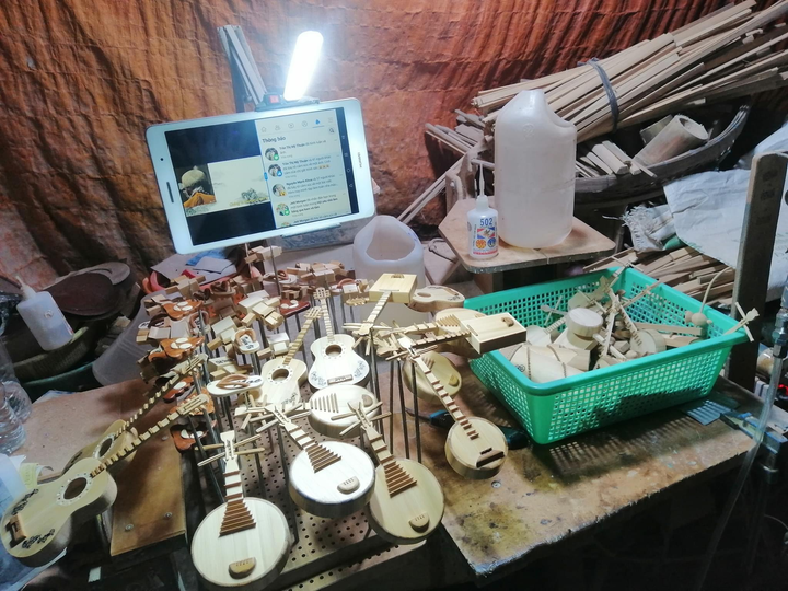 Ngắm những 'tuyệt phẩm' nhỏ xíu từ tre của chàng trai khuyết tật ở miền Tây - 1