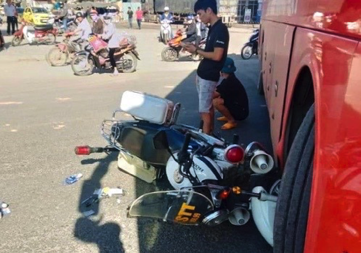 Mô tô cảnh sát ở Kon Tum va chạm với xe khách giường nằm - 1