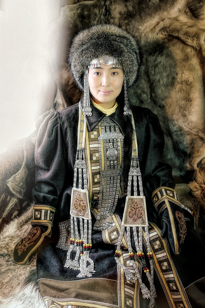 Vẻ đẹp phụ nữ bản địa Nga sống ở vùng lạnh giá nhất thế giới - 4
