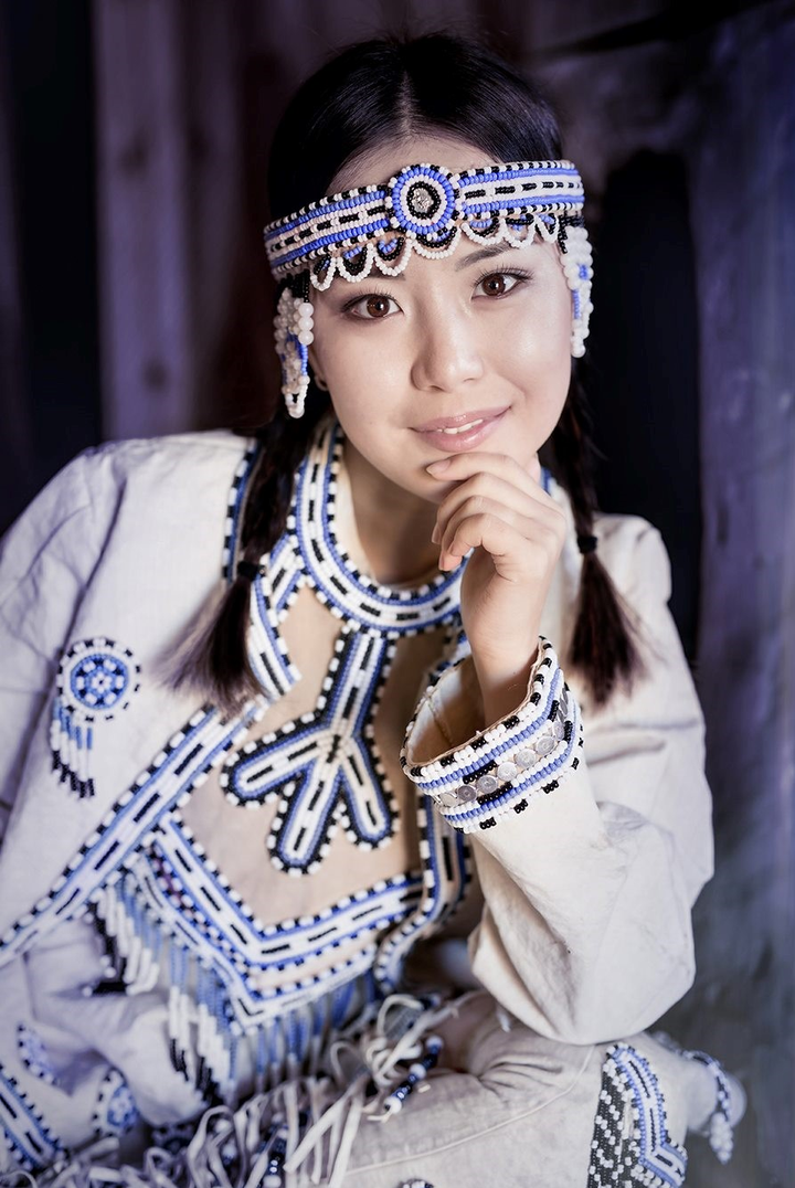 Vẻ đẹp phụ nữ bản địa Nga sống ở vùng lạnh giá nhất thế giới - 3