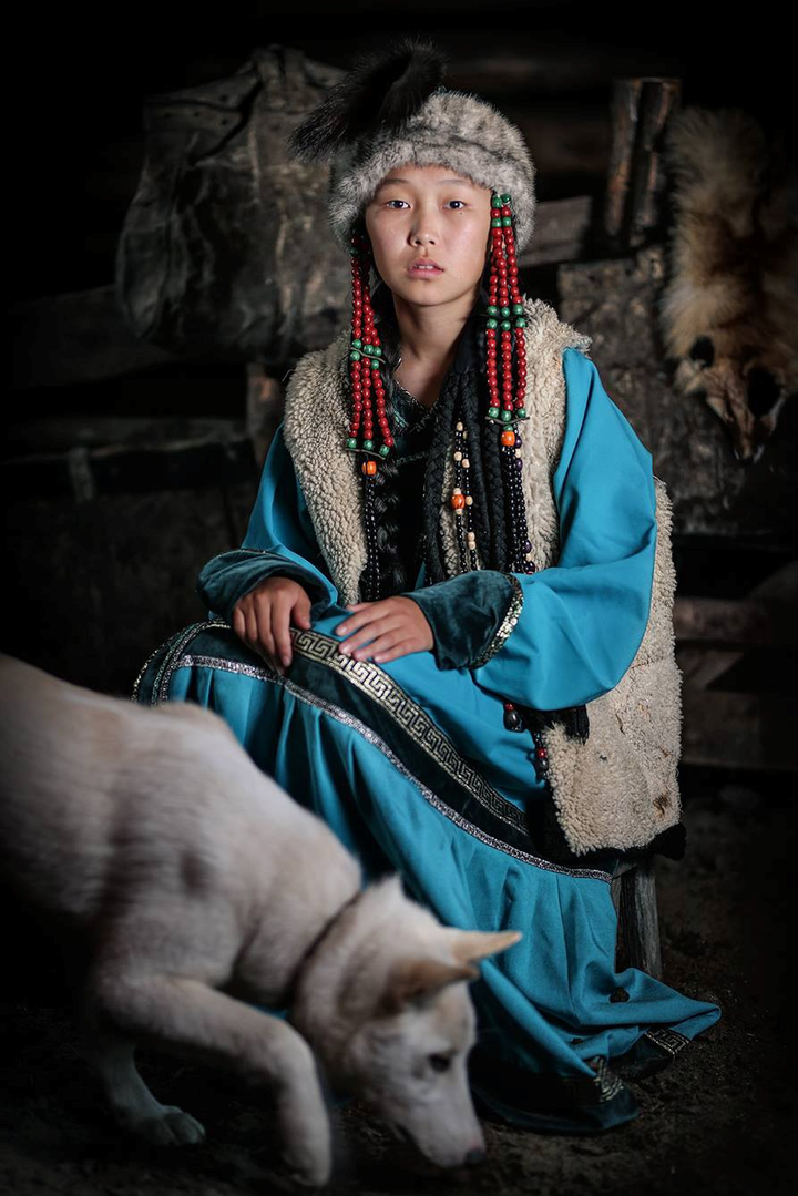 Vẻ đẹp phụ nữ bản địa Nga sống ở vùng lạnh giá nhất thế giới - 9
