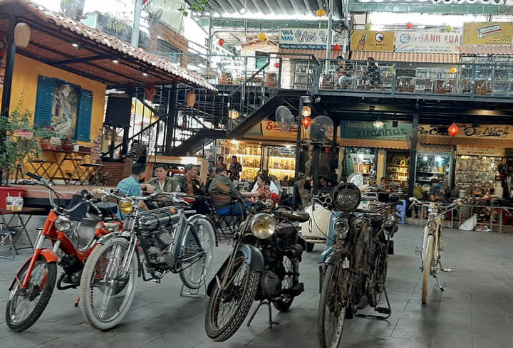 Đã mắt với những bộ sưu tập đồ cổ trong chợ đồ cổ độc nhất Sài Gòn - 1