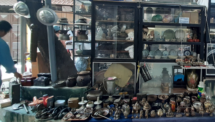 Đã mắt với những bộ sưu tập đồ cổ trong chợ đồ cổ độc nhất Sài Gòn - 3