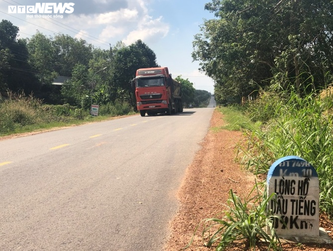 Ảnh: Xe chở cát vài chục tấn vô tư chạy trên đường cho xe 8 tấn ở Bình Dương - 3