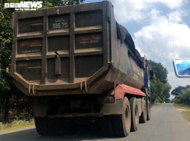 Ảnh: Xe chở cát vài chục tấn vô tư chạy trên đường cho xe 8 tấn ở Bình Dương - 4