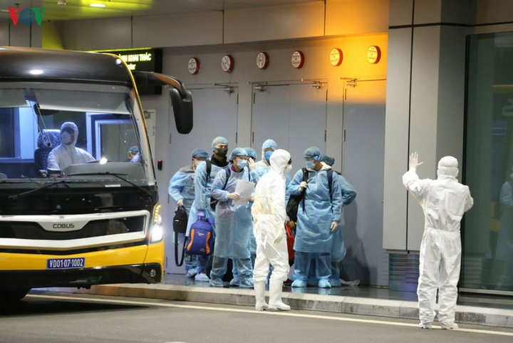 Chuyến bay đầu tiên người về nước trả phí trọn gói hạ cánh tại Vân Đồn - 4