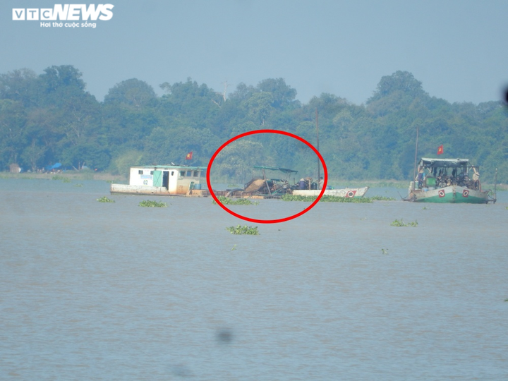 Ảnh: Xe chở cát vài chục tấn vô tư chạy trên đường cho xe 8 tấn ở Bình Dương - 2