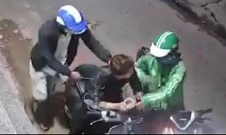 Bắt 2 nam thanh niên dí dao, cướp xe táo tợn ở TP.HCM - 2