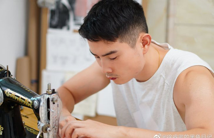 Dân mạng 'phát cuồng' với ông bố may hơn 100 bộ váy tuyệt đẹp cho con gái - 1