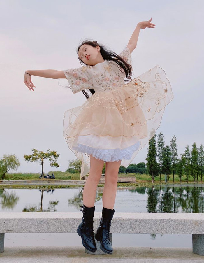 Dân mạng 'phát cuồng' với ông bố may hơn 100 bộ váy tuyệt đẹp cho con gái - 2