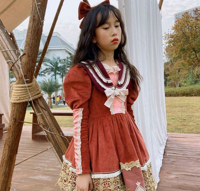 Dân mạng 'phát cuồng' với ông bố may hơn 100 bộ váy tuyệt đẹp cho con gái - 3