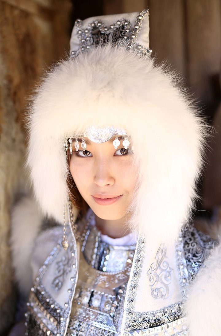 Vẻ đẹp phụ nữ bản địa Nga sống ở vùng lạnh giá nhất thế giới - 1