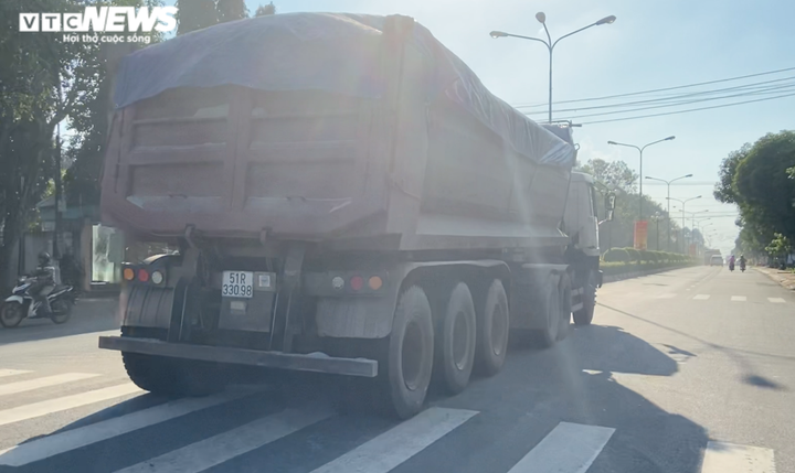 Xe chở cát quá tải chạy ầm ầm ngày đêm, cày nát đường tỉnh lộ ở Bình Dương - 3