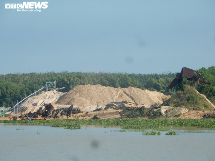 Xe chở cát quá tải chạy ầm ầm ngày đêm, cày nát đường tỉnh lộ ở Bình Dương - 2