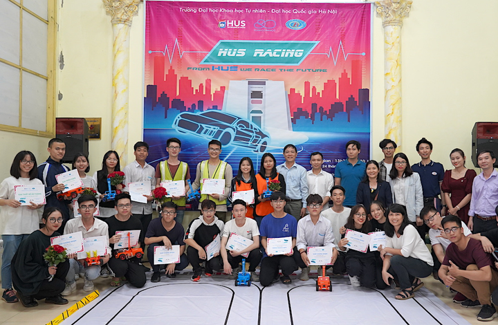 Nghẹt thở theo dõi cuộc đua ô tô mô hình tự chế của sinh viên - 9