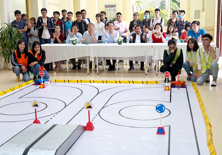 Nghẹt thở theo dõi cuộc đua ô tô mô hình tự chế của sinh viên - 8