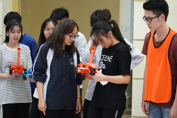 Nghẹt thở theo dõi cuộc đua ô tô mô hình tự chế của sinh viên - 3