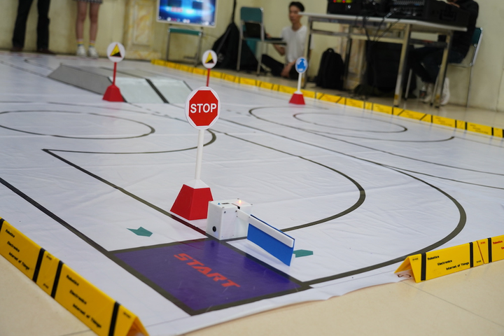 Nghẹt thở theo dõi cuộc đua ô tô mô hình tự chế của sinh viên - 4