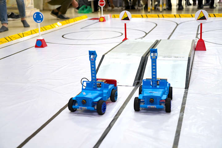 Nghẹt thở theo dõi cuộc đua ô tô mô hình tự chế của sinh viên - 5