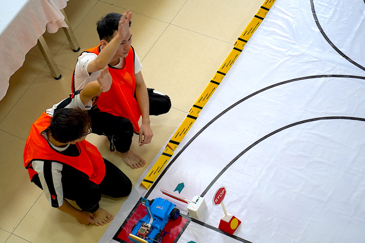 Nghẹt thở theo dõi cuộc đua ô tô mô hình tự chế của sinh viên - 6