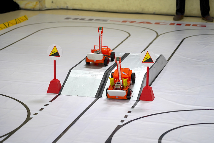 Nghẹt thở theo dõi cuộc đua ô tô mô hình tự chế của sinh viên - 7