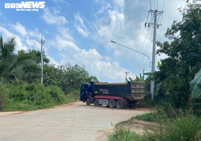 Xe chở cát quá tải chạy ầm ầm ngày đêm, cày nát đường tỉnh lộ ở Bình Dương - 9